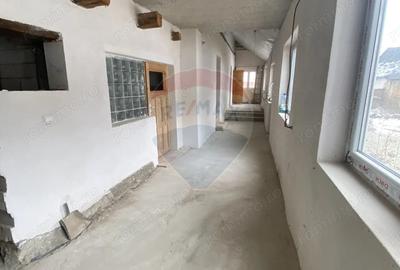 Casă cu Teren 2810 Mp în Chirpăr - 2