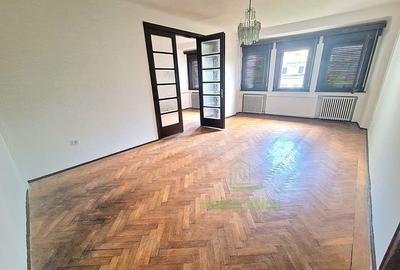 Apartament cu 5 camere semidecomandat în 1 Mai