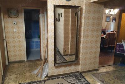 Vand apartament 4 camere decomandate, cu 4 balcoane ?i o logie, situat la km.0 in Craiova. - 2