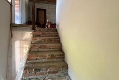Casă cu 3 camere cu Teren 1000 Mp în Central - 2