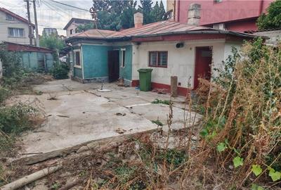 Casa cu 3 camere, garaj si 325mp teren, demolabila, cu toate utilitatile, in Mil - 1