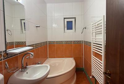 Oferim spre închiriere apartament cu 3 camere str Mircea - 11