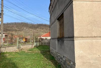 Casă cu 4 camere cu Teren 2054 Mp în Geoagiu - 2