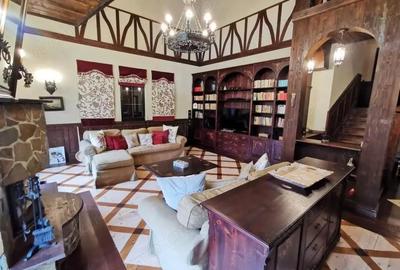 Casă cu 6 camere cu Teren 4042 Mp în Central - 1