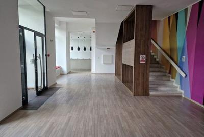 Spațiu comercial, de 289 mp, în P-ța Unirii