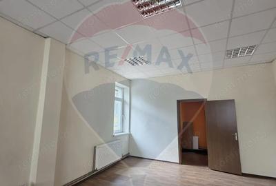 Spațiu comercial, de 48 mp, în Central - 3