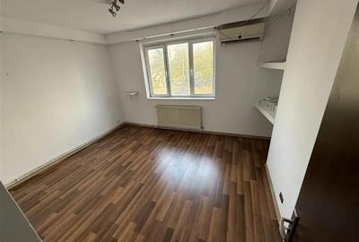 Casă individuală cu 12 camere în Calea Călărașilor