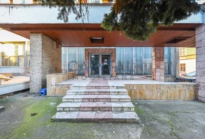 De vanzare Hotel, nefunctional, 70 camere + teren 3590 mp. - 2