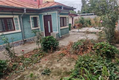 Casa cu 3 camere, garaj si 325mp teren, demolabila, cu toate utilitatile, in Mil - 2