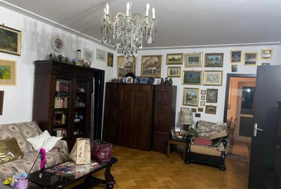 Apartament cu 4 camere semidecomandat în Universitate