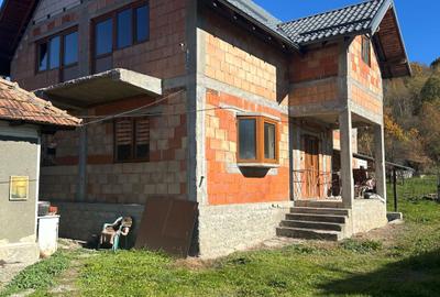 Casă cu 4 camere în Cotmeana - 1