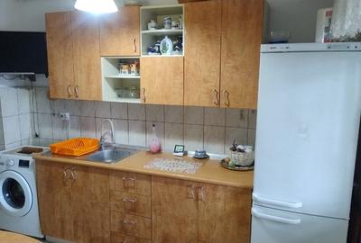 Apartament cu 3 camere semidecomandat, mobilat în 9 Mai - 14