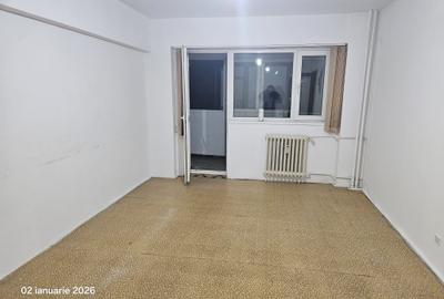 Apartament cu 3 camere semidecomandat în Iancului