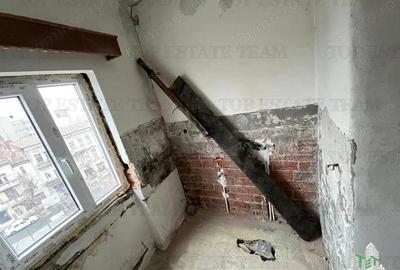 2 garsoniere adiacente la rosu pe Calea Grivitei, etaj 4 - 10