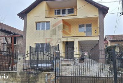 Casă cu 4 camere cu Teren 100 Mp în Central - 2