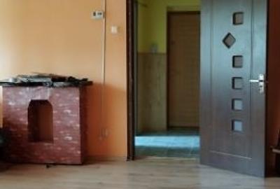 Apartament cu 3 camere semidecomandat în Lupeni