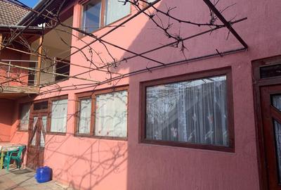Casă cu 5 camere cu Teren 1400 Mp în Central - 1