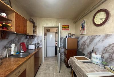 3 cam, 72 mp, 2 bai, 2 balcoane, etaj 4 cu acoperis, str. Arcului - 18