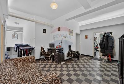 Apartament cu 10 camere decomandat, mobilat în Capitale - 44