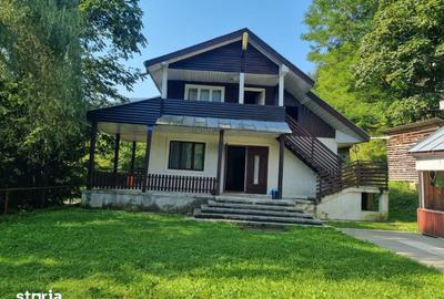 Casă cu 5 camere cu Teren 8965 Mp în Central - 2