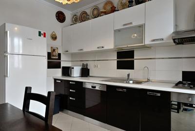 Apartament cu 4 camere semidecomandat, mobilat în 1 Mai - 9