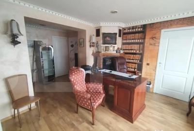 Spațiu comercial, de 120 mp, în Central - 4