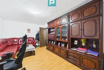 Apartament cu 3 camere decomandat în Girocului