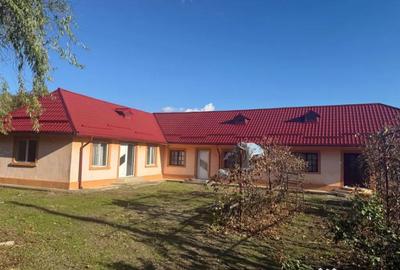 Casă cu 5 camere cu Teren 3279 Mp în Central
