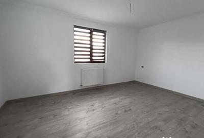 Casă cu 6 camere cu Teren 1000 Mp în Șcheia