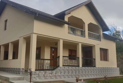 Casă cu 4 camere în Central - 1