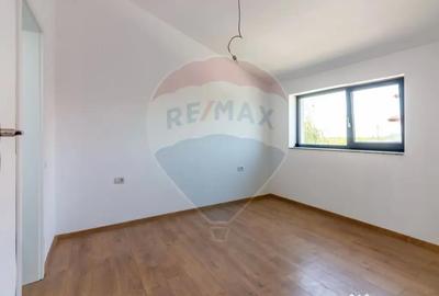 Casă cu 5 camere cu Teren 504 Mp în Mogoșoaia