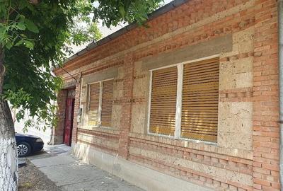 Casă cu 7 camere cu Teren 900 Mp în Central - 1