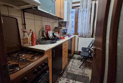 Apartament cu 3 camere semidecomandat în Craiovița Nouă