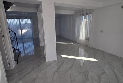 Casă cu 5 camere cu Teren 210 Mp în Odăi