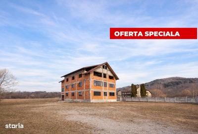 Casă cu Teren 4563 Mp în Central - 2