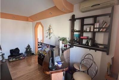 Apartament cu 3 camere decomandat în Astra