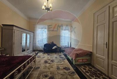 Casă cu 4 camere cu Teren 265 Mp în Central - 2