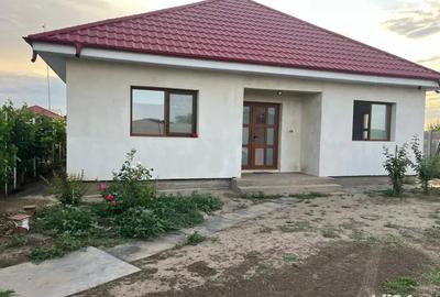 Casa de vanzare la intrare in sat Costi