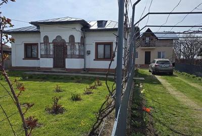 Casă cu 3 camere cu Teren 1300 Mp în Costești - 2