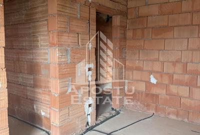 Casă cu 8 camere cu Teren 278 Mp în Bazoș - 2