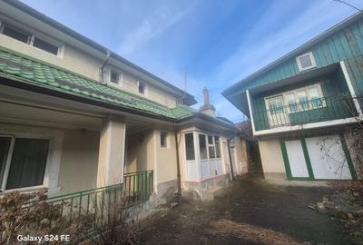 Casă cu 6 camere cu Canalizare în Exterior Est - 2