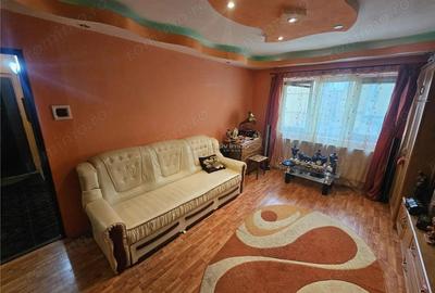 Apartament cu 3 camere decomandat în Micro IV