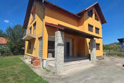 Casă cu Teren 200 Mp în Mustățești - 1