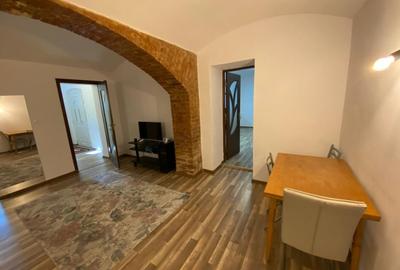 Apartament cu 3 camere semidecomandat, mobilat în Sub Arini