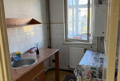 Apartament cu 3 camere semidecomandat în Central - 1