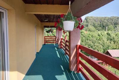 Casă cu 4 camere în Poiana