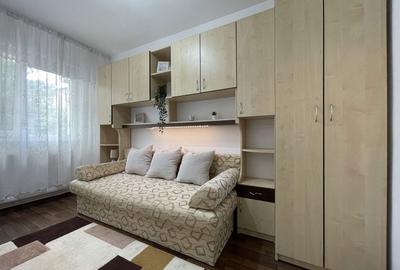 Apartament cu 3 camere semidecomandat în Neptun