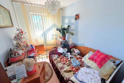 Apartament cu 3 camere semidecomandat în Craiovița Nouă - 2