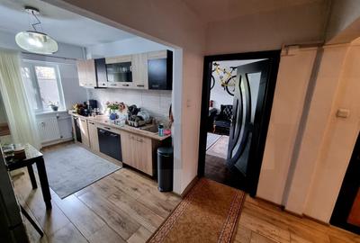 Apartament cu 3 camere decomandat, mobilat în Capitol