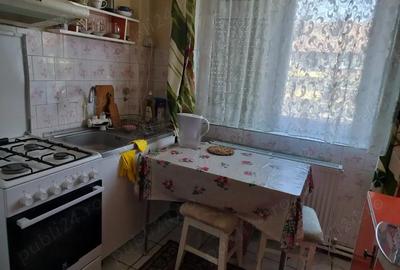 Apartament cu 3 camere semidecomandat în Brad - 3